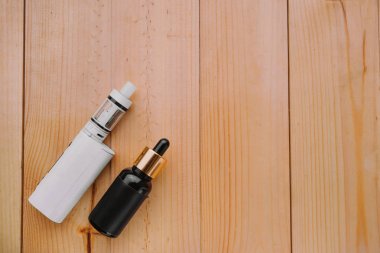 Modern elektronik mech mod vaping aygıt. Yeni Buharlaştırıcı e-cig Gadget'ı vape gliserin e-sıvı için. Sigara nikotin sigara çıkın, vaping güvenli ecig başlar. E-suyu, e-sıvı vape. Ahşap masa üzerinde altın Buharlaştırıcı