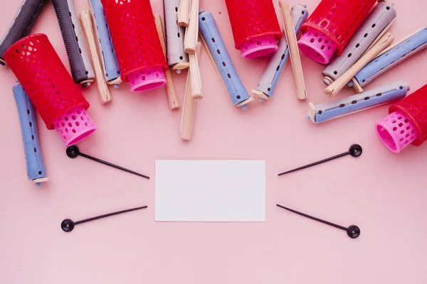 Rizador de pelo sobre fondo rosa — Foto de Stock