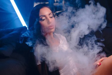 Seksi kadın vaping elektronik nargile. Vape kavramı