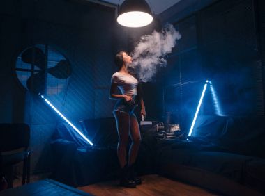 Vaping kavramı, seksi kadın sigara ve vaping