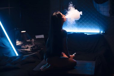 seksi kadın iç çamaşırı vaping e-sigara, vape mod kavramı portresi