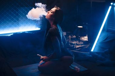 seksi kadın sigara elektronik sigara, vape mod kavramı