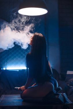 buharı kavramı, seksi genç kadın iç çamaşırı vaping e-sigara