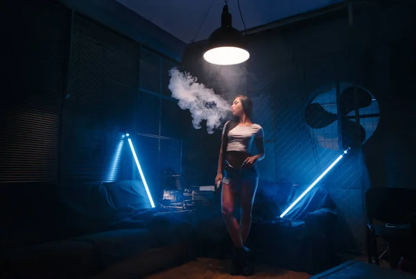 Сексуальна жінка палить електронну сигарету, концепція вейп-моду — стокове фото