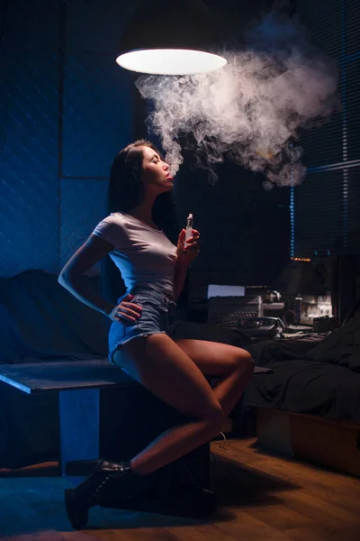 Retrato de mulher sexy em lingerie vaping e-cigarro, conceito vape mod — Fotografia de Stock