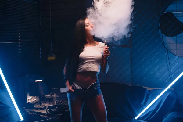 Mulher sexy vaping cachimbo eletrônico. Conceito de violação — Fotografia de Stock