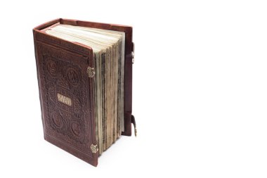 Kutsal İncil kitap kapalı kopya ile beyaz bir arka plan üzerinde izole 