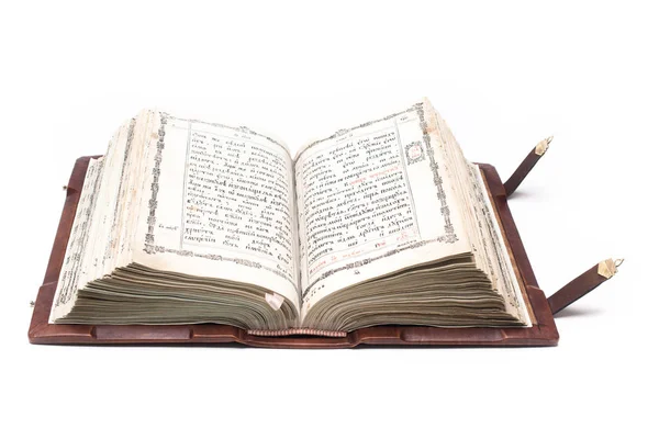 Bíblia aberta isolada em um fundo branco . — Fotografia de Stock