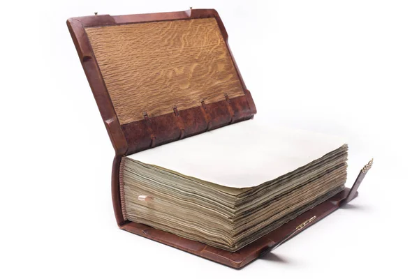 Gamla öppna antika Bibeln isolerad på vit bakgrund med urklippsbana. — Stockfoto