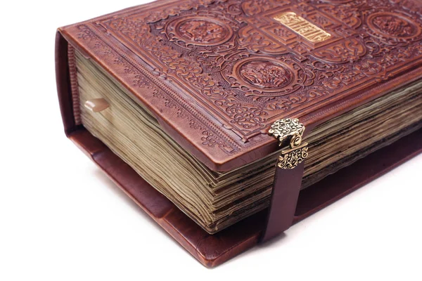 Uma Bíblia muito antiga encadernada em couro com impressão cruzada, isolada em branco . — Fotografia de Stock