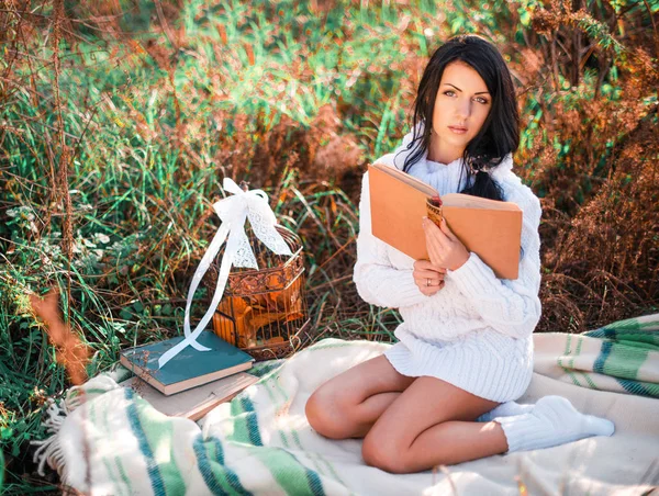 Romantic woman relax with book in autumn park at sunny day. Outdoor lifestyle picture — Stock Photo, Image