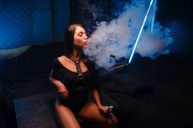 seksi kadın iç çamaşırı vaping e-sigara, vape mod kavramı portresi
