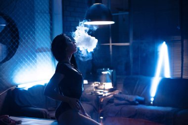 buharı kavramı, seksi genç kadın iç çamaşırı vaping e-sigara