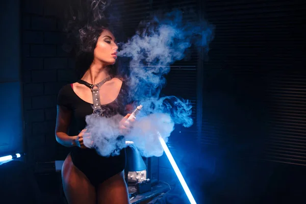 Vapeado. Joven hermosa mujer fumando (vapeo) e-cigarrillo con humo al aire libre. Concepto de vapor . — Foto de Stock