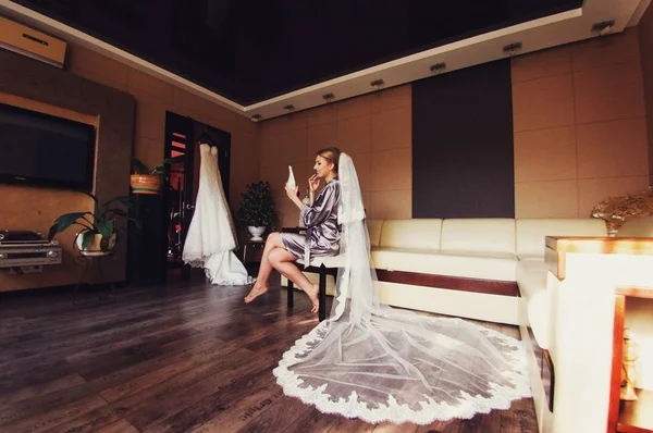 結婚式のメイクと髪型の寝室で美しい若い花嫁。彼女の顔の上にベールを持つ美しい花嫁の肖像画。若いゴージャスな花嫁のポートレート、クローズ アップ。結婚式. — ストック写真