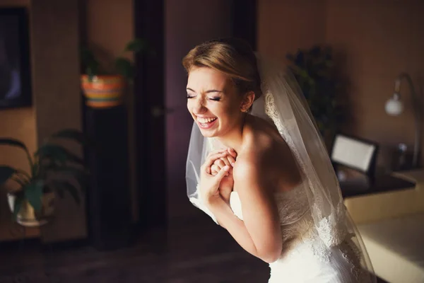 Portrét docela smích nevěsty — Stock fotografie