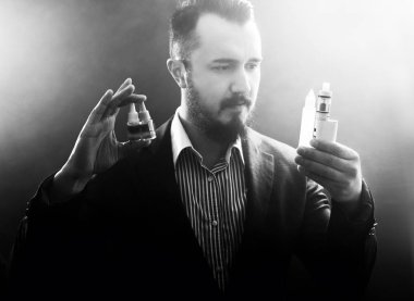 vaper adam, e-likit tutarak. Durdurmak sigara başlangıç vaping lezzetli e-l