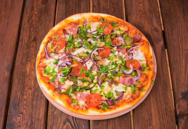 lezzetli İtalyan pizza tahta masada görev yaptı.