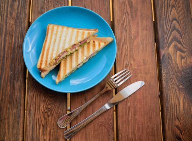 jambon ve peynir domates ızgara sandviç tost