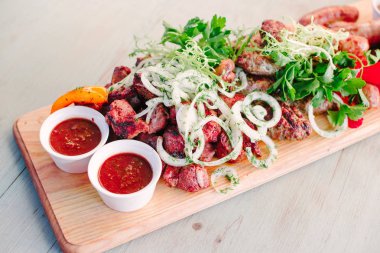 Yiyecek - ana ders sığır eti yemek - lezzetli yemek sığır eti biftek, patates ve salata şömine yakın ahşap bir masa üzerinde