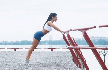 açık havada deniz, şınav sağlıklı genç kadın