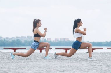 Önce germe egzersiz yaparak güzel şekil ile iki kadın koşucular onun çalışma başladı