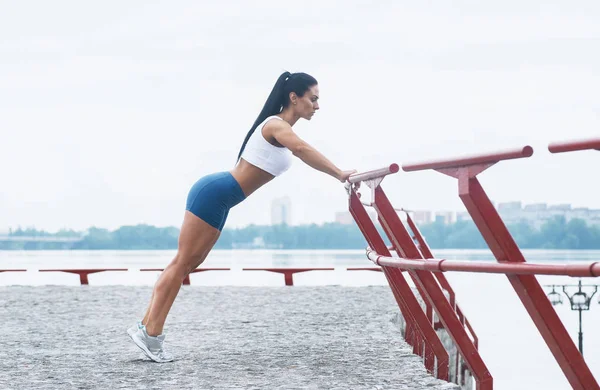 açık havada deniz, şınav sağlıklı genç kadın