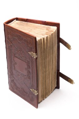 Eski Grunge kitap üzerinde beyaz izole deri kapaklı