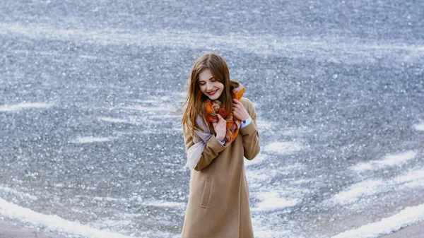 Kışın donmuş göl yakınındaki Kızıl saçlı genç güzel kız açık havada portresi — Stok fotoğraf