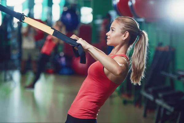 Concentrated sportswoman training with resistance band in sports — Stock Photo, Image