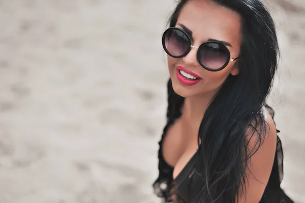 微笑在沙滩上的黑发。在温暖的颜色，水平的射击，户外色调. — 图库照片