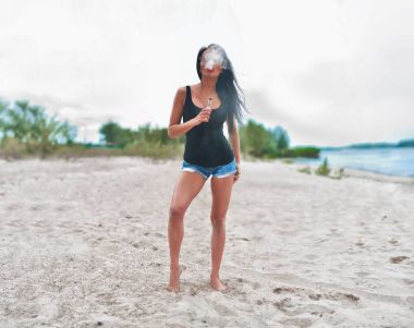 Esmer kız sahilde Elektronik Sigara İçilmeyen