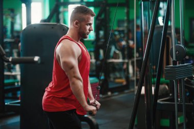 Adam için Dayanıklılık spor salonunda egzersiz yaparak spor salonunda