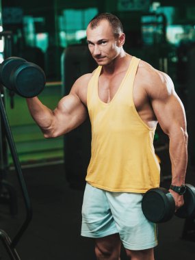 yakışıklı kaslı adam dumbell ile çalışma dışarı