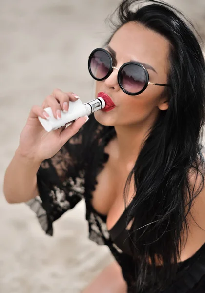 蒸気の概念、ビーチで水着 vaping 電子水ギセルのセクシーな女性 — ストック写真