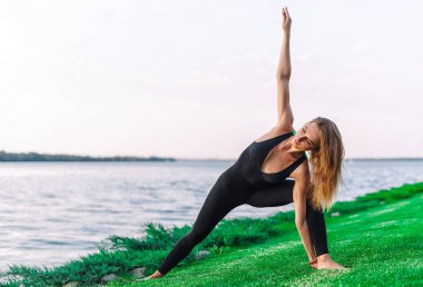 kadın siyah kostüm pratik yoga yakın göl