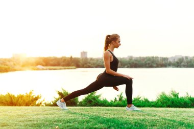 요가 여성 실루엣, 일몰에 포즈에