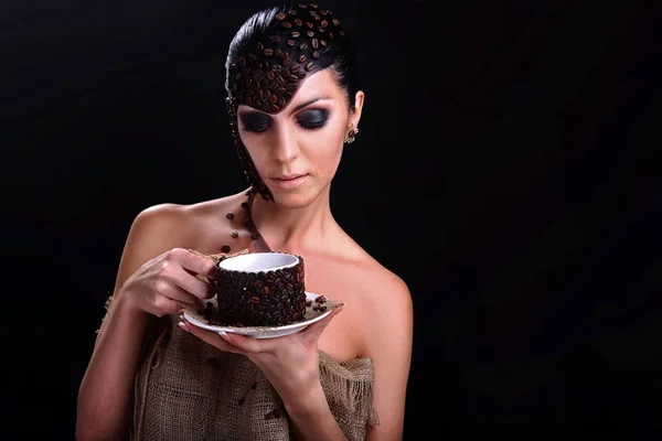 Portrét krásné dívky s kávová zrna ve studiu — Stock fotografie