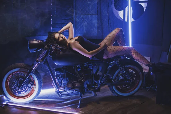 Magas, szög, Kilátás érzéki fiatal barna nő pózol a motorc — Stock Fotó