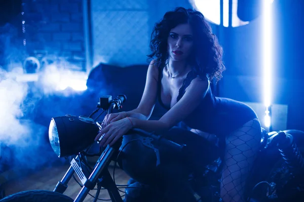 Yaşam için binici. Ca için seyir muhteşem genç seksi Motorcu kız