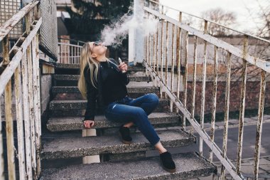 Vaping. Genç güzel kadın vaping. Buharı kavramı.