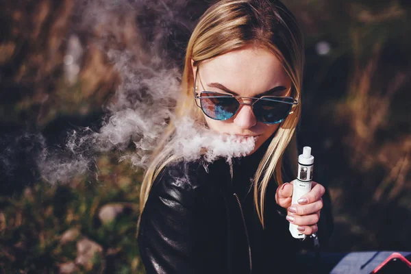 Vaping. Genç güzel kadın vaping. Buharı kavramı.