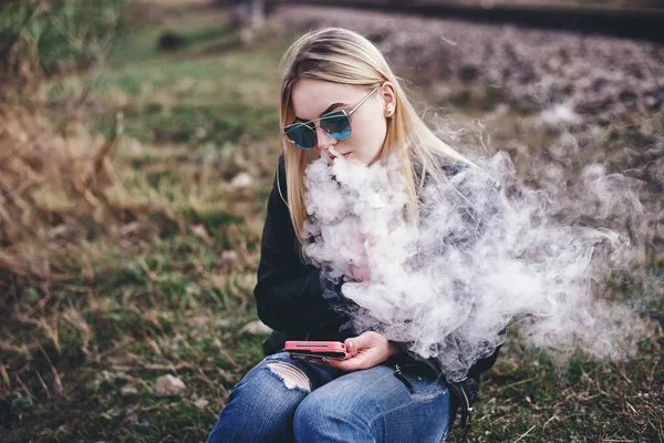 Seksi genç vaping kız portresi. Buharı kavramı. Vaping e-sigara — Stok fotoğraf