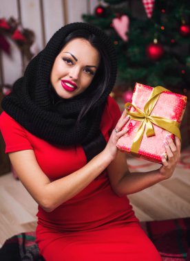 Noel hediyesi olan kadın.