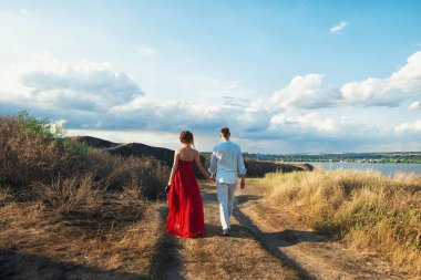 Hem kadınlar hem erkekler el yürüyor. Doğal çim dağda