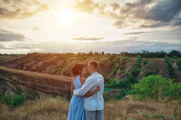 Silhouette mutlu insanlar ve günbatımı