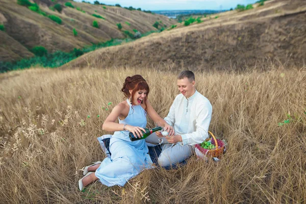 Ivás chamagne, fenséges kilátással a hegyen, a fiatal pár — Stock Fotó