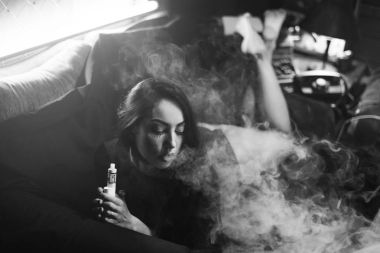 Seksi kadın vaping elektronik nargile. Vape kavramı