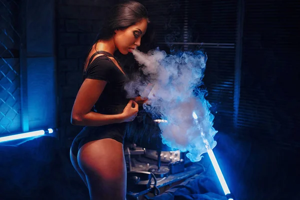 Jeune belle femme fumant (vaping) e-cigarette avec de la fumée — Photo