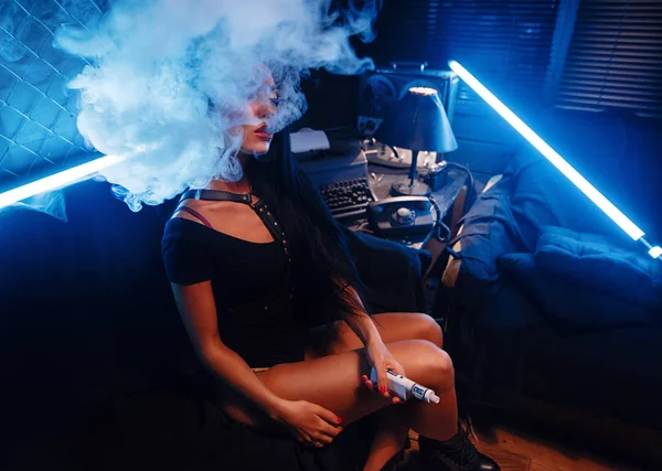 seksi kadın sigara elektronik sigara, vape mod kavramı